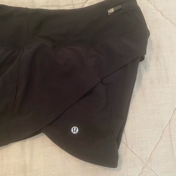 Lululemon black speed up shorts 2.5 size 6 tall - Picture 9 of 10